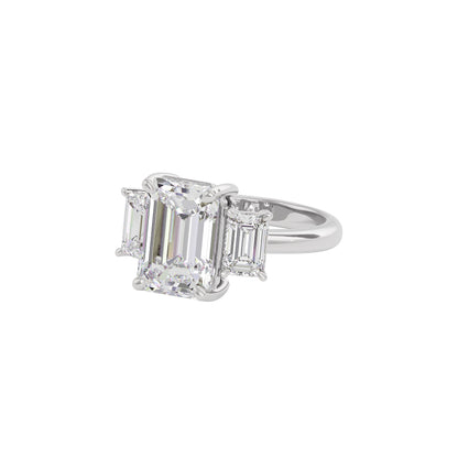 Regal Radiance Diamond Ring 18 KT / White Gold / 22