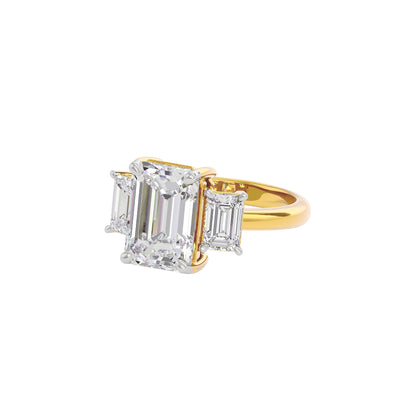 Regal Radiance Diamond Ring 18 KT / Yellow Gold / 22