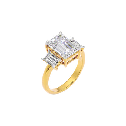 Regal Radiance Diamond Ring 18 KT / Yellow Gold / 22